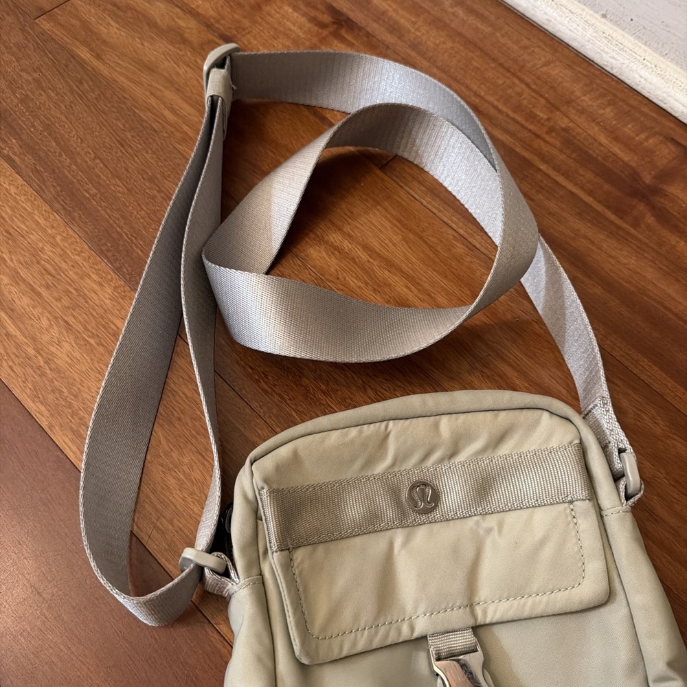 lululemon Wunderlust Crossbody Bag Mint Sage Green Adjustable Strap Silver Clasp - Picture 3 of 9